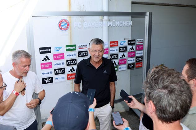 Fussball, Frauen, Saison 2026 2027, FC Bayern München - Paris FC, Freundschaftsspiel, Testspiel, Sportpark Unterhaching Herbert Hainer, Präsident (FC Bayern München) beim Interview, stellt sich den Fragen der Journalisten *** Soccer, Women, 2026–2027 Season, FC Bayern Munich vs. Paris FC, Friendly Match, Exhibition Match, Sportpark Unterhaching: Herbert Hainer, President of FC Bayern Munich, answers questions from journalists during an interview