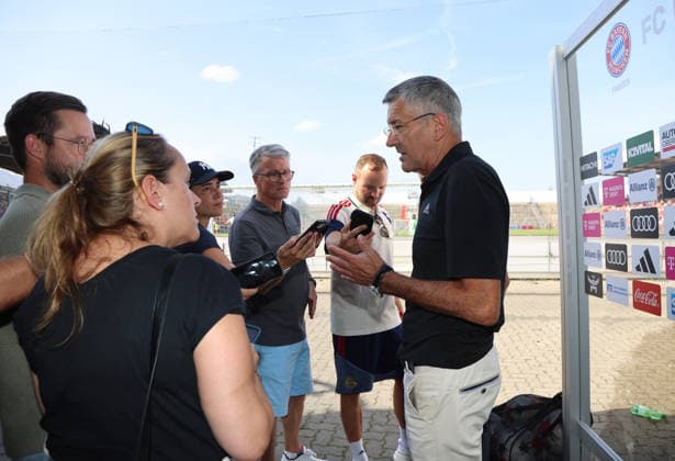 Fussball, Frauen, Saison 2026 2027, FC Bayern München - Paris FC, Freundschaftsspiel, Testspiel, Sportpark Unterhaching Herbert Hainer, Präsident (FC Bayern München) beim Interview, stellt sich den Fragen der Journalisten *** Soccer, Women, 2026–2027 Season, FC Bayern Munich vs. Paris FC, Friendly Match, Exhibition Match, Sportpark Unterhaching: Herbert Hainer, President of FC Bayern Munich, answers questions from journalists during an interview