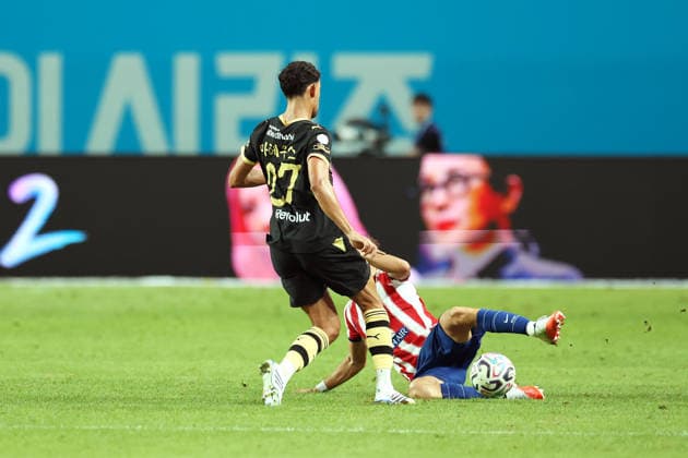 Man City vs Atletico de Madrid pre-season match in Seoul, South Korea Matheus Nunes (R) of Manchester City FC in action against Dani Martinez (L) of Atletico de Madrid during a pre-season friendly soccer match between Manchester City FC and Atletico de Madrid at Seoul World Cup Stadium in Seoul, South Korea, on August 09, 2026. Seoul South Korea  Copyright: xMatrixxImages JungxUi-Chelx