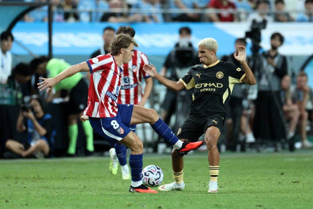 Man City vs Atletico de Madrid pre-season match in Seoul, South Korea Rico Lewis (R) of Manchester City FC in action against Pablo Barrios (L) of Atletico de Madrid during a pre-season friendly soccer match between Manchester City FC and Atletico de Madrid at Seoul World Cup Stadium in Seoul, South Korea, on August 09, 2026. Seoul South Korea  Copyright: xMatrixxImages JungxUi-Chelx