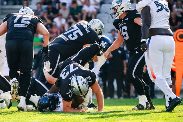 AMERICAN FOOTBALL - EFA, Raiders vs Musketeers INNSBRUCK,AUSTRIA,09.AUG.26 - AMERICAN FOOTBALL - EFA, Raiders Tirol vs Paris Musketeers. Image shows both teams.  GEPAxpictures xOleskiixMarusyk