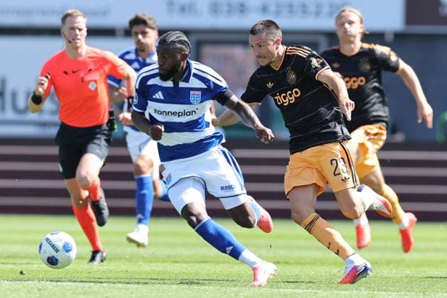 ZWOLLE - AFC Ajax Amsterdam forward Steven Berghuis with PEC Zwolle defender Sherel Floranus during the Eredivisie match between PEC Zwolle and Ajax at MAC3PARK stadium on August 8, 2026 in Zwolle, the Netherlands. (Photo by DeFodi Images) - *** ZWOLLE AFC Ajax Amsterdam forward Steven Berghuis and PEC Zwolle defender Sherel Floranus during the Eredivisie match between PEC Zwolle and Ajax at MAC3PARK Stadium on August 8, 2026, in Zwolle, the Netherlands. Photo by DeFodi Images