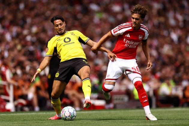Arsenal v Borussia Dortmund 09 August 2026, London - Emirates Cup - Arsenal v Borussia Dortmund - Max Dowman of Arsenal and Ramy Bensebaini of Borussia Dortmund - Photo: Jacques Feeney Offside. London UK *** Arsenal gegen Borussia Dortmund, 9. August 2026, London, Emirates Cup: Arsenal gegen Borussia Dortmund – Max Dowman von Arsenal und Ramy Bensebaini von Borussia Dortmund. Foto: Jacques Feeney, Offside, London, Großbritannien  Copyright: xJacquesxFeeneyx xOffsidexOffside