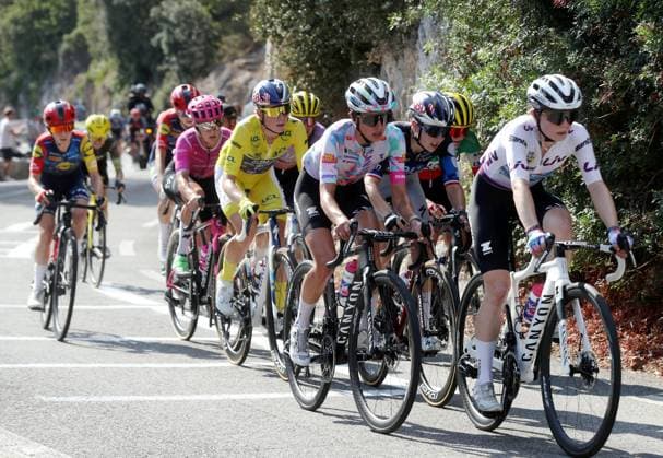Tour de France féminin PHOTOPQR NICE MATIN Jean François Ottonello ; Nice ; 09 08 2026 ; Tour de Franvce Femmes - Etape 9 Nice-Nice, ici dans le du col d Eze - Demi Vollering, FDJ United-Suez, maillot jaune derriere Katarzyna Niewiadoma, Canyon Sram 9th and final stage of the fifth edition of the Women s Tour de France cycling race, 99.2 km from Nice to Nice, southeastern France on August 9, 2026. Nice France  Copyright: xPHOTOPQR NICExMATIN MAXPPPxJeanxFrançoisxOttonellox 20260809NIM7258 20260809NIM7258