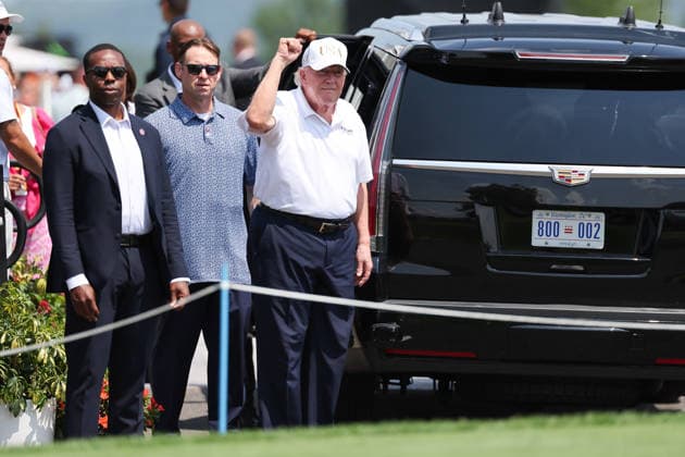 BEDMINSTER, NJ - AUGUST 09: President Donald Trump waves to fans on his golf course at Bedminster during the forth round of LIV Golf New York on August 9, 2026 at Trump National Golf Club in Bedminster, New Jersey. (Photo by Andrew Mordzynski Icon Sportswire) GOLF: AUG 09 LIV Golf New York EDITORIAL USE ONLY Icon2608098173337