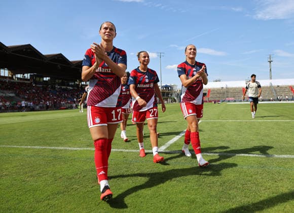 Fussball, Frauen, Saison 2026 2027, FC Bayern München - Paris FC, Freundschaftsspiel, Testspiel, Sportpark Unterhaching Klara Bühl Buehl (FC Bayern München) mit Arianna Caruso (FC Bayern München) und Magdalena Eriksson (FC Bayern München) (v.l.n.r.) nach dem Aufwärmen auf dem Weg in die Kabine *** Soccer, Women, 2026–2027 Season, FC Bayern Munich vs. Paris FC, Friendly Match, Exhibition Match, Sportpark Unterhaching, Klara Bühl, Buehl, FC Bayern Munich with Arianna Caruso, FC Bayern Munich and Magdalena Eriksson, FC Bayern Munich (from left to right) on their way to the locker room after warming up