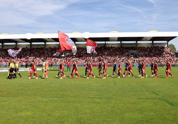 Fussball, Frauen, Saison 2026 2027, FC Bayern München - Paris FC, Freundschaftsspiel, Testspiel, Sportpark Unterhaching Beide Mannschaften beim Einlaufen, Auflaufen im Sportpark Unterhaching *** Soccer, Women s, 2026–2027 Season, FC Bayern Munich vs. Paris FC, Friendly Match, Exhibition Match, Sportpark Unterhaching; Both teams warming up and taking the field at Sportpark Unterhaching