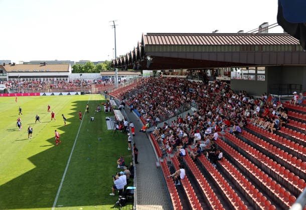 Fussball, Frauen, Saison 2026 2027, FC Bayern München - Paris FC, Freundschaftsspiel, Testspiel, Sportpark Unterhaching Hier der Blick auf die Haupttribüne im Sportpark Unterhaching *** Soccer, Women, 2026–2027 Season, FC Bayern Munich vs. Paris FC, Friendly Match, Exhibition Match, Sportpark Unterhaching Here’s a view of the main grandstand at Sportpark Unterhaching