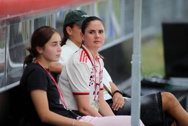 Fussball, Frauen, Saison 2026 2027, FC Bayern München - Paris FC, Freundschaftsspiel, Testspiel, Sportpark Unterhaching Sarah Zadrazil (FC Bayern München) sitzend mit Blick nach rechts *** Soccer, Women, 2026–2027 Season, FC Bayern Munich vs. Paris FC, Friendly Match, Exhibition Match, Sportpark Unterhaching: Sarah Zadrazil of FC Bayern Munich, seated and looking to the right