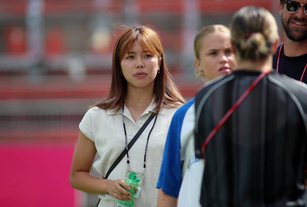Fussball, Frauen, Saison 2026 2027, FC Bayern München - Paris FC, Freundschaftsspiel, Testspiel, Sportpark Unterhaching Momoko Tanikawa (FC Bayern München) in Zivil, Kopf, Obekrörper *** Soccer, Women, 2026–2027 Season, FC Bayern Munich vs. Paris FC, Friendly Match, Exhibition Match, Sportpark Unterhaching, Momoko Tanikawa, FC Bayern Munich in street clothes, Head, Upper Body
