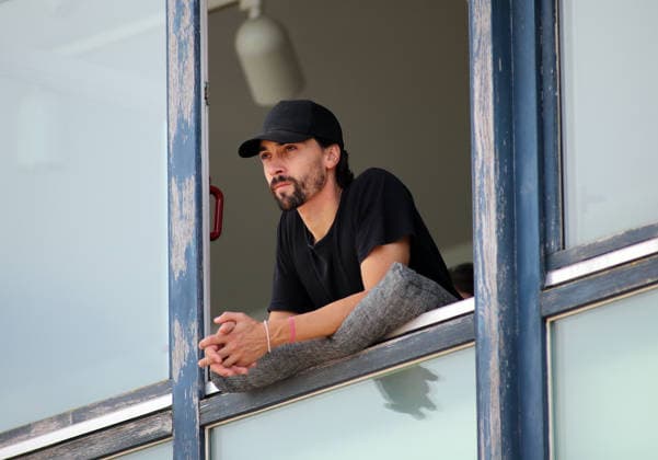 Fussball, Frauen, Saison 2026 2027, FC Bayern München - Paris FC, Freundschaftsspiel, Testspiel, Sportpark Unterhaching Markus Schwabl, Geschäftsführer und Spieler bei der SpVgg Unterhaching schaut aus dem Büro beim Spiel zu *** Soccer, Women, 2026–2027 Season, FC Bayern Munich vs. Paris FC, Friendly Match, Exhibition Match, Sportpark Unterhaching—Markus Schwabl, managing director and player for SpVgg Unterhaching, watches the game from his office
