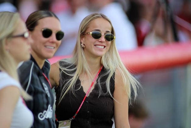 Fussball, Frauen, Saison 2026 2027, FC Bayern München - Paris FC, Freundschaftsspiel, Testspiel, Sportpark Unterhaching Giulia Gwinn (FC Bayern München) in Zivil, lächelnd *** Soccer, Women, 2026–2027 Season, FC Bayern Munich vs. Paris FC, Friendly Match, Exhibition Match, Sportpark Unterhaching, Giulia Gwinn of FC Bayern Munich in casual clothes, smiling