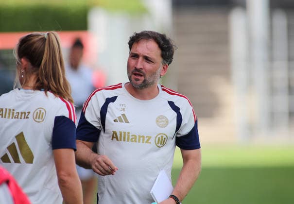 Fussball, Frauen, Saison 2026 2027, FC Bayern München - Paris FC, Freundschaftsspiel, Testspiel, Sportpark Unterhaching Jose Barcala, Trainer (FC Bayern München) Kopf, Oberkörper *** Soccer, Women, 2026–2027 Season, FC Bayern Munich vs. Paris FC, Friendly Match, Exhibition Match, Sportpark Unterhaching, Jose Barcala, FC Bayern Munich Coach, Head, Upper Body
