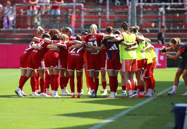 Fussball, Frauen, Saison 2026 2027, FC Bayern München - Paris FC, Freundschaftsspiel, Testspiel, Sportpark Unterhaching Die Mannschaft des FC Bayern München Frauen zusammen vor dem Spiel im Kreis stehend, umarmt *** Soccer, Women, 2026–2027 Season, FC Bayern Munich vs. Paris FC, Friendly Match, Exhibition Match, Sportpark Unterhaching The FC Bayern Munich women s team standing in a circle and hugging each other before the game