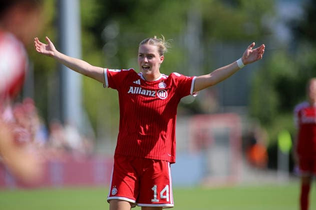 Fussball, Frauen, Saison 2026 2027, FC Bayern München - Paris FC, Freundschaftsspiel, Testspiel, Sportpark Unterhaching Alara Sehitler (FC Bayern München) streckt beide Arme von sich *** Soccer, Women, 2026–2027 Season, FC Bayern Munich vs. Paris FC, Friendly Match, Exhibition Match, Sportpark Unterhaching, Alara Sehitler, FC Bayern Munich stretches both arms out