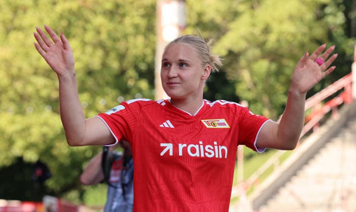 Jella Veit bei der Mannschaftsvorstellung im Stadion an der Alten Försterei AF Sportstätte Fußball Fussball Testspiel Frauen Damen Bundesliga Saison 2026 2027 09.08.2026 1.FC Union Berlin FCU vs Inter Mailand DFL regulations prohibit any use of photographs as image sequences and or quasi-video *** Jella Veit at the team presentation at the Stadion an der Alten Försterei AF Sports Facility Sports Soccer Women s Bundesliga Season 2026–2027 September 8, 2026 1. FC Union Berlin (FCU) vs. Inter Milan DFL regulations prohibit any use of photographs as image sequences and or quasi-video