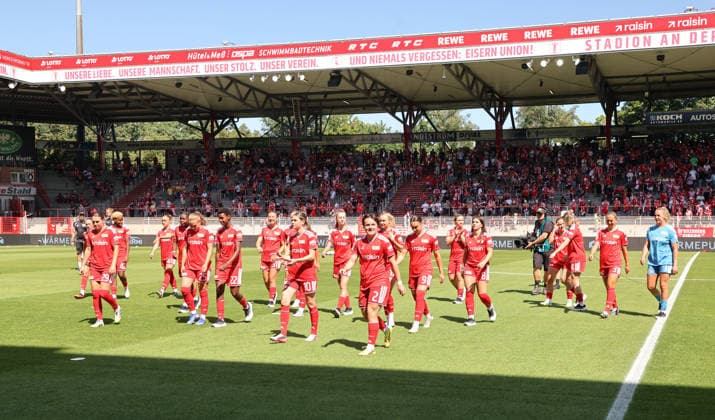 Union Spielerinnen nach der Mannschaftsvorstellung im Stadion an der Alten Försterei AF Sportstätte Fußball Fussball Testspiel Frauen Damen Bundesliga Saison 2026 2027 09.08.2026 1.FC Union Berlin FCU vs Inter Mailand DFL regulations prohibit any use of photographs as image sequences and or quasi-video *** Union players after the team presentation at the Alte Försterei Stadium AF Sports Facility Sports Soccer Women s Bundesliga Season 2026–2027 September 8, 2026 1. FC Union Berlin (FCU) vs. Inter Milan DFL regulations prohibit any use of photographs as image sequences and or quasi-video