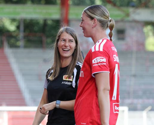 Trainerin Marie Louise Eta lacht, Samantha Steuerwald Aktion Oberkörper Fußball Fussball Testspiel Frauen Damen Bundesliga Saison 2026 2027 09.08.2026 1.FC Union Berlin FCU vs Inter Mailand DFL regulations prohibit any use of photographs as image sequences and or quasi-video *** Coach Marie Louise Eta laughs; Samantha Steuerwald; Upper-body exercise; Soccer; Women s Bundesliga; 2026–2027 season; September 8, 2026; 1. FC Union Berlin (FCU) vs. Inter Milan; DFL regulations prohibit any use of photographs as image sequences and or quasi-video