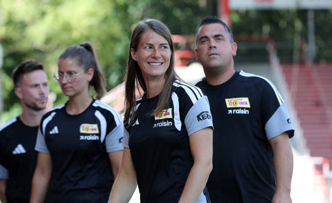 Rehatrainerin Monika Kunzelmann, Trainerin Marie Louise Eta, Zeugwart Dominik Westerfeld Aktion Oberkörper Fußball Fussball Testspiel Frauen Damen Bundesliga Saison 2026 2027 09.08.2026 1.FC Union Berlin FCU vs Inter Mailand DFL regulations prohibit any use of photographs as image sequences and or quasi-video *** Rehabilitation Coach Monika Kunzelmann, Coach Marie Louise Eta, Equipment Manager Dominik Westerfeld Upper Body Workout Soccer Women s Bundesliga Season 2026–2027 September 8, 2026 1. FC Union Berlin (FCU) vs. Inter Milan DFL regulations prohibit any use of photographs as image sequences and or quasi-video