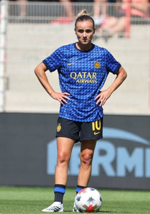 Lina Magull am Ball Einzelbild Freisteller Aktion Fußball Fussball Testspiel Frauen Damen Bundesliga Saison 2026 2027 09.08.2026 1.FC Union Berlin FCU vs Inter Mailand DFL regulations prohibit any use of photographs as image sequences and or quasi-video *** Lina Magull with the ball, single frame, cutout, action, sports, soccer, women s soccer, friendly match, Women s Bundesliga, 2026–2027 season, September 8, 2026, 1. FC Union Berlin (FCU) vs. Inter Milan. DFL regulations prohibit any use of photographs as image sequences and or quasi-video.