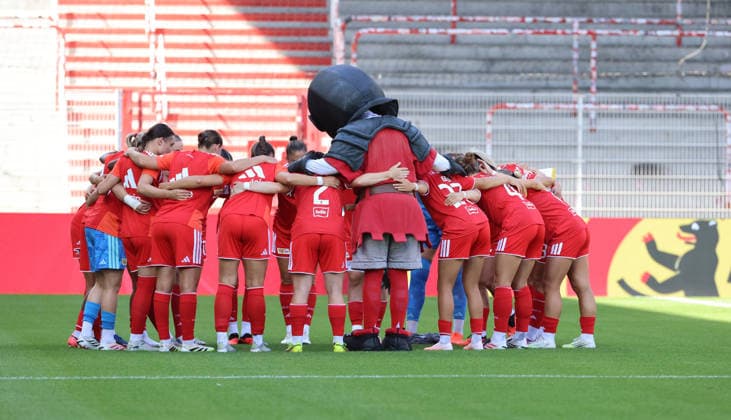 Union Mannschaftskreis vor Spielbeginn beim einschwören, Ritual Fußball Fussball Testspiel Frauen Damen Bundesliga Saison 2026 2027 09.08.2026 1.FC Union Berlin FCU vs Inter Mailand DFL regulations prohibit any use of photographs as image sequences and or quasi-video *** Union team huddling before kickoff, ritual, soccer, women s soccer, friendly match, Bundesliga, 2026–2027 season, September 8, 2026, 1. FC Union Berlin (FCU) vs. Inter Milan. DFL regulations prohibit any use of photographs as image sequences and or quasi-video.