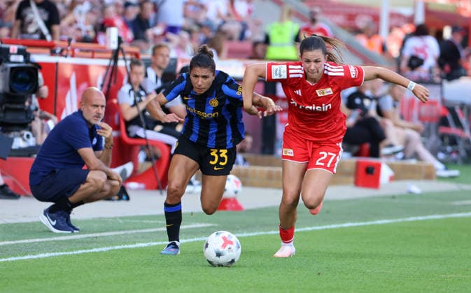 Trainer Gianpiero Piovani, Elisa Bartoli, Leela Egli Zweikampf Spielszene Aktion Fußball Fussball Testspiel Frauen Damen Bundesliga Saison 2026 2027 09.08.2026 1.FC Union Berlin FCU vs Inter Mailand DFL regulations prohibit any use of photographs as image sequences and or quasi-video *** Coach Gianpiero Piovani, Elisa Bartoli, Leela Egli, tackle, game scene, action, sports, soccer, women s soccer, friendly match, Women s Bundesliga, 2026–2027 season, September 8, 2026, 1. FC Union Berlin (FCU) vs. Inter Milan. DFL regulations prohibit any use of photographs as image sequences and or quasi-video.