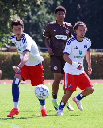 Fußball, U19, FC St. Pauli - Hamburger SV U19 DFB-Nachwuchsliga - Vorrunde Gruppe A FC St.Pauli - Hsamburger SV im Hammer Park Stadion Andrej Vasiljevic (HSV), Kemi Dandji (St.Pauli), Liam Akyildiz (HSV) *** U19 DFB Youth League Preliminary Round, Group A: FC St. Pauli vs. Hsamburger SV at Hammer Park Stadium—Andrej Vasiljevic (HSV), Kemi Dandji (St. Pauli), Liam Akyildiz (HSV)