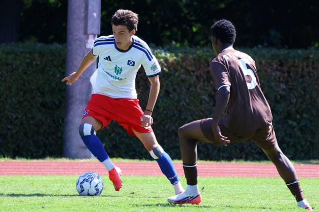 Fußball, U19, FC St. Pauli - Hamburger SV U19 DFB-Nachwuchsliga - Vorrunde Gruppe A FC St.Pauli - Hsamburger SV im Hammer Park Stadion Andrej Vasiljevic (HSV), Aron Amaglo (St.Pauli) *** U19 DFB Youth League Preliminary Round, Group A: FC St. Pauli vs. Hsamburger SV at Hammer Park Stadium; Andrej Vasiljevic (HSV), Aron Amaglo (St. Pauli)