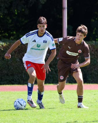 Fußball, U19, FC St. Pauli - Hamburger SV U19 DFB-Nachwuchsliga - Vorrunde Gruppe A FC St.Pauli - Hsamburger SV im Hammer Park Stadion Nico Meckien (HSV), Jesper Becker (St.Pauli) *** U19 DFB Youth League Preliminary Round, Group A: FC St. Pauli vs. Hamburg SV at Hammer Park Stadium; Nico Meckien (HSV), Jesper Becker (St. Pauli)