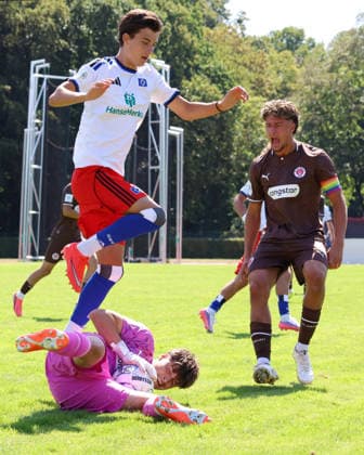 Fußball, U19, FC St. Pauli - Hamburger SV U19 DFB-Nachwuchsliga - Vorrunde Gruppe A FC St.Pauli - Hsamburger SV im Hammer Park Stadion Andrej Vasiljevic (HSV), TW Melvin Witte (St.Pauli), Danijel Grabovac (St.Pauli) *** U19 DFB Youth League Preliminary Round, Group A: FC St. Pauli vs. Hsamburger SV at Hammer Park Stadium; Andrej Vasiljevic (HSV), Goalkeeper Melvin Witte (St. Pauli), Danijel Grabovac (St. Pauli)