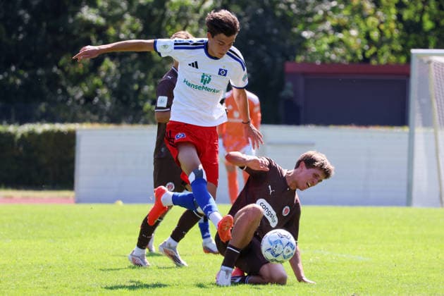Fußball, U19, FC St. Pauli - Hamburger SV U19 DFB-Nachwuchsliga - Vorrunde Gruppe A FC St.Pauli - Hsamburger SV im Hammer Park Stadion Andrej Vasiljevic (HSV), Jesper Becker (St.Pauli) *** U19 DFB Youth League Preliminary Round, Group A: FC St. Pauli vs. Hsamburger SV at Hammer Park Stadium; Andrej Vasiljevic (HSV), Jesper Becker (St. Pauli)