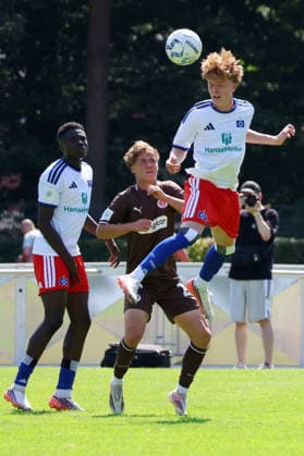 Fußball, U19, FC St. Pauli - Hamburger SV U19 DFB-Nachwuchsliga - Vorrunde Gruppe A FC St.Pauli - Hsamburger SV im Hammer Park Stadion Tyron Conraedel (HSV), Jonathan Hadeler (St.Pauli). Hannes Trampnau (HSV) *** U19 DFB Youth League Preliminary Round, Group A: FC St. Pauli vs. Hsamburger SV at Hammer Park Stadium; Tyron Conraedel (HSV), Jonathan Hadeler (St. Pauli), Hannes Trampnau (HSV)