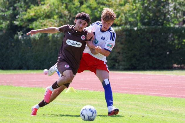 Fußball, U19, FC St. Pauli - Hamburger SV U19 DFB-Nachwuchsliga - Vorrunde Gruppe A FC St.Pauli - Hsamburger SV im Hammer Park Stadion Leotrim Ramaj (St.Pauli), Hannes Trampnau (HSV) *** U19 DFB Youth League Preliminary Round, Group A: FC St. Pauli vs. Hsamburger SV at Hammer Park Stadium; Leotrim Ramaj (St. Pauli), Hannes Trampnau (HSV)