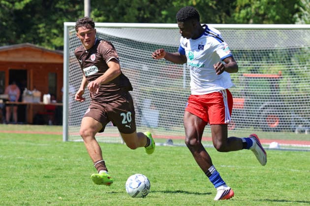 Fußball, U19, FC St. Pauli - Hamburger SV U19 DFB-Nachwuchsliga - Vorrunde Gruppe A FC St.Pauli - Hsamburger SV im Hammer Park Stadion Jannis Georgiadi (St.Pauli), Tyron Conraedel (HSV) *** U19 DFB Youth League Preliminary Round, Group A: FC St. Pauli vs. Hsamburger SV at Hammer Park Stadium—Jannis Georgiadi (St. Pauli), Tyron Conraedel (HSV)