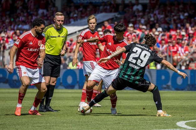 Cottbus, Deutschland 09. August 2026: 2. BL - 2026 2027 - Sp. 1 - FC Energie Cottbus gegen Hannover 96 Im Bild: v. li. im Zweikampf Jannis Boziaris (Energie Cottbus) und Kolja Oudenne (Hannover 96) DFL DFB regulations prohibit any use of photographs as image sequences and or quasi-video. LEAG Energie Stadion Brandenburg *** Cottbus, Germany, August 9, 2026, 2nd Bundesliga 2026–2027, Matchday 1: FC Energie Cottbus vs. Hannover 96. Pictured from left, in a tackle: Jannis Boziaris of Energie Cottbus and Kolja Oudenne of Hannover 96. DFL and DFB regulations prohibit any use of photographs as image sequences and or quasi-video. LEAG Energie Stadium Brandenburg Copyright: xFotostandx xWeilandx