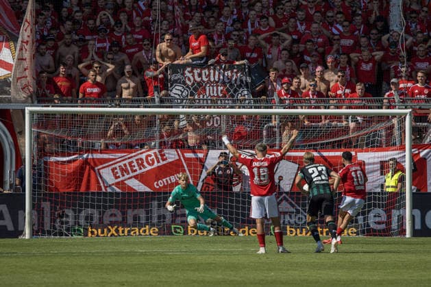 Cottbus, Deutschland 09. August 2026: 2. BL - 2026 2027 - Sp. 1 - FC Energie Cottbus gegen Hannover 96 Im Bild: Tolcay Cigerci (Energie Cottbus) macht den Elfmeter zum 2:1 DFL DFB regulations prohibit any use of photographs as image sequences and or quasi-video. LEAG Energie Stadion Brandenburg *** Cottbus, Germany August 9, 2026 2. Bundesliga 2026–2027 Matchday 1 FC Energie Cottbus vs. Hannover 96 Pictured: Tolcay Cigerci Energie Cottbus scores the penalty kick to make it 2–1 DFL and DFB regulations prohibit any use of photographs as image sequences and or quasi-video LEAG Energie Brandenburg Stadium Copyright: xFotostandx xWeilandx