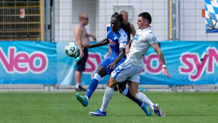 v.li.: Blessing Makanda (TSG II, 17), Niklas Kölle (Rostock, 32), Zweikampf, Spielszene, Duell, duel, tackle, tackling, Dynamik, Action, Aktion, 09.08.2026, Sinsheim (Deutschland), Fussball, 3. Liga, TSG 1899 Hoffenheim II - Hansa Rostock, DFB DFL REGULATIONS PROHIBIT ANY USE OF PHOTOGRAPHS AS IMAGE SEQUENCES AND OR QUASI-VIDEO. *** v li Blessing Makanda TSG II, 17, Niklas Kölle Rostock, 32, tackle, game scene, duel, tackle, tackling, dynamic, action, 09 08 2026, Sinsheim, Germany, soccer, 3rd Division, TSG 1899 Hoffenheim II vs. Hansa Rostock, DFB and DFL regulations prohibit any use of photographs as image sequences and or quasi-video xozx