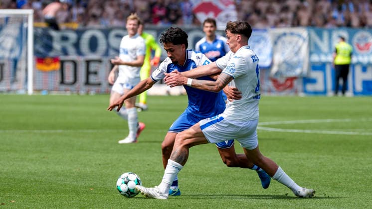 v.li.: Yasin Zor (TSG II, 10), Lukas Wallner (Rostock, 16), Zweikampf, Spielszene, Duell, duel, tackle, tackling, Dynamik, Action, Aktion, 09.08.2026, Sinsheim (Deutschland), Fussball, 3. Liga, TSG 1899 Hoffenheim II - Hansa Rostock, DFB DFL REGULATIONS PROHIBIT ANY USE OF PHOTOGRAPHS AS IMAGE SEQUENCES AND OR QUASI-VIDEO. *** v li Yasin Zor TSG II, 10, Lukas Wallner Rostock, 16, tackle, game scene, duel, tackle, tackling, dynamic, action, 09 08 2026, Sinsheim, Germany, soccer, 3rd Division, TSG 1899 Hoffenheim II vs. Hansa Rostock, DFB and DFL regulations prohibit any use of photographs as image sequences and or quasi-video xozx