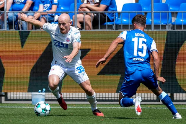 v.li.: Maximilian Krauß (Krauss, Rostock, 35), Matthew Moore (TSG II, 15), Zweikampf, Spielszene, Duell, duel, tackle, tackling, Dynamik, Action, Aktion, 09.08.2026, Sinsheim (Deutschland), Fussball, 3. Liga, TSG 1899 Hoffenheim II - Hansa Rostock, DFB DFL REGULATIONS PROHIBIT ANY USE OF PHOTOGRAPHS AS IMAGE SEQUENCES AND OR QUASI-VIDEO. *** v li Maximilian Krauß Krauss, Rostock, 35, Matthew Moore TSG II, 15, tackle, game scene, duel, tackle, tackling, dynamic, action, 09 08 2026, Sinsheim, Germany, soccer, 3rd League, TSG 1899 Hoffenheim II vs. Hansa Rostock, DFB and DFL regulations prohibit any use of photographs as image sequences and or quasi-video xozx