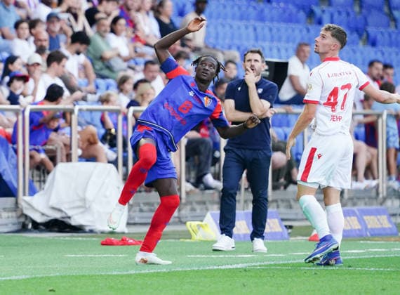 09.08.2026 Schweiz Fussball Herren Super League Saison 2026-2027 FC Basel - FC Thun 4:2 Bild , Asane Sow FC Basel gegen Fabio Fehr FC Thun Re. Aktion Zweikampf *** August 9, 2026 Swiss Men s Soccer Super League 2026–2027 Season FC Basel vs. FC Thun 4–2 Photo: Asane Sow (FC Basel) vs. Fabio Fehr (FC Thun) – Replay of a tackle 