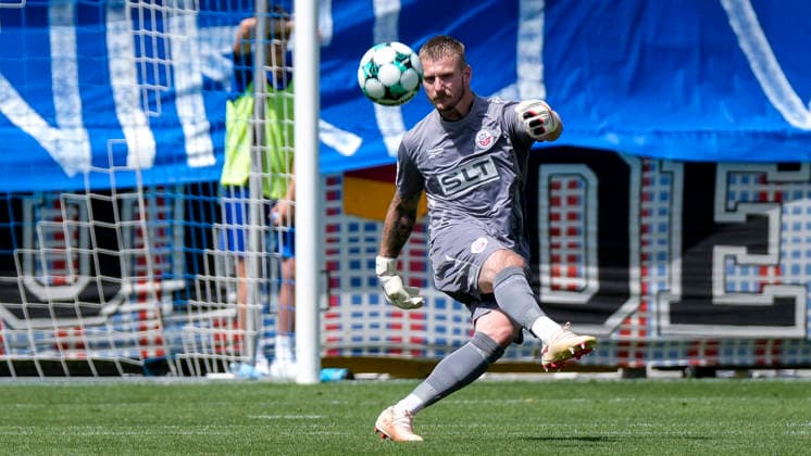 Luca Unbehaun (Torwart, Rostock, 1), am Ball, Freisteller, Ganzkörper, Einzelbild, Einzelfoto, Aktion, Action, beim Abstoß, abstoßen, 09.08.2026, Sinsheim (Deutschland), Fussball, 3. Liga, TSG 1899 Hoffenheim II - Hansa Rostock, DFB DFL REGULATIONS PROHIBIT ANY USE OF PHOTOGRAPHS AS IMAGE SEQUENCES AND OR QUASI-VIDEO. *** Luca Unbehaun, goalkeeper, Rostock, 1, on the ball, isolated shot, full-body, single frame, single photo, action, during a goal kick, kicking the ball, August 9, 2026, Sinsheim, Germany, soccer, 3rd Division, TSG 1899 Hoffenheim II vs. Hansa Rostock, DFB and DFL regulations prohibit any use of photographs as image sequences and or quasi-video xozx