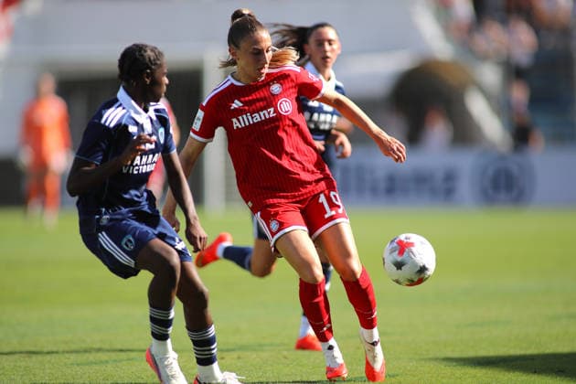 Fussball, Frauen, Saison 2026 2027, FC Bayern München - Paris FC, Freundschaftsspiel, Testspiel, Sportpark Unterhaching Katharina Naschenweng (FC Bayern München) mit Ball im Angriff, Zweikampf *** Soccer, Women, 2026–2027 Season, FC Bayern Munich vs. Paris FC, Friendly Match, Exhibition Match, Sportpark Unterhaching, Katharina Naschenweng, FC Bayern Munich on the attack with the ball, Tackle