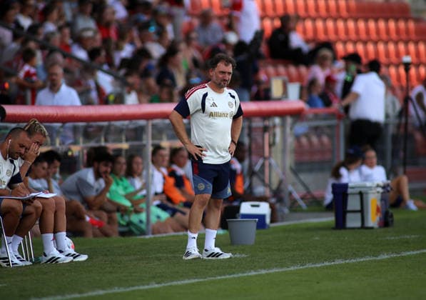 Fussball, Frauen, Saison 2026 2027, FC Bayern München - Paris FC, Freundschaftsspiel, Testspiel, Sportpark Unterhaching Jose Barcala, Trainer (FC Bayern München) stehend an der Seitenlinie *** Soccer, Women, 2026–2027 Season, FC Bayern Munich vs. Paris FC, Friendly Match, Exhibition Match, Sportpark Unterhaching; Jose Barcala, FC Bayern Munich coach, standing on the sideline