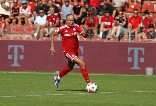 Fussball, Frauen, Saison 2026 2027, FC Bayern München - Paris FC, Freundschaftsspiel, Testspiel, Sportpark Unterhaching Pernille Harder (FC Bayern München) mit Ball im Angriff *** Soccer, Women, 2026–2027 Season, FC Bayern Munich vs. Paris FC, Friendly Match, Exhibition Match, Sportpark Unterhaching, Pernille Harder of FC Bayern Munich with the ball on the attack