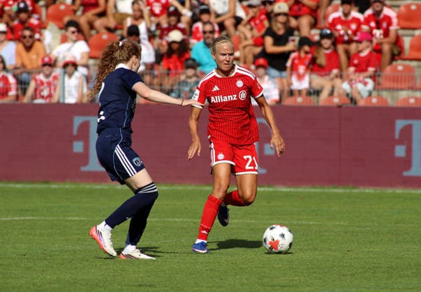 Fussball, Frauen, Saison 2026 2027, FC Bayern München - Paris FC, Freundschaftsspiel, Testspiel, Sportpark Unterhaching Pernille Harder (FC Bayern München) mit Ball im Angriff *** Soccer, Women, 2026–2027 Season, FC Bayern Munich vs. Paris FC, Friendly Match, Exhibition Match, Sportpark Unterhaching, Pernille Harder of FC Bayern Munich with the ball on the attack