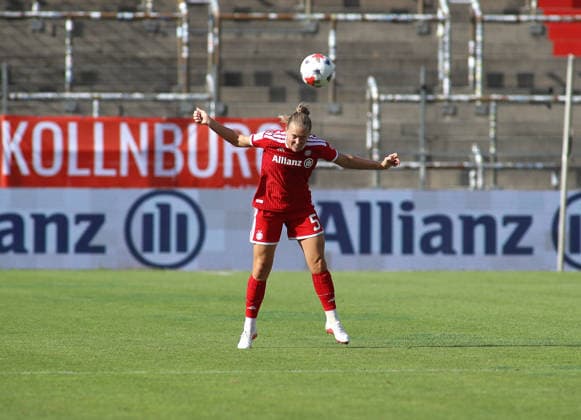 Fussball, Frauen, Saison 2026 2027, FC Bayern München - Paris FC, Freundschaftsspiel, Testspiel, Sportpark Unterhaching Magdalena Eriksson (FC Bayern München) bei einem Kopfball, Abwehr *** Soccer, Women, 2026–2027 Season, FC Bayern Munich vs. Paris FC, Friendly Match, Exhibition Match, Sportpark Unterhaching, Magdalena Eriksson, FC Bayern Munich on a header, Defense