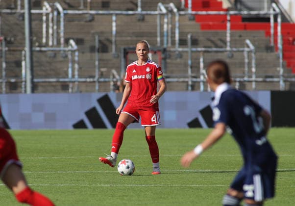 Fussball, Frauen, Saison 2026 2027, FC Bayern München - Paris FC, Freundschaftsspiel, Testspiel, Sportpark Unterhaching Glodis Perla Viggosdottir (FC Bayern München) mit Ball *** Soccer, Women, 2026–2027 Season, FC Bayern Munich vs. Paris FC, Friendly Match, Exhibition Match, Sportpark Unterhaching, Glodis Perla Viggosdottir, FC Bayern Munich with the ball