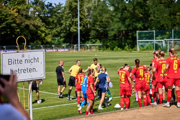 09.08.2026, GER, Frauenfußball, Bundesliga, Testspiel, 2026 2027, RB Leipzig - PEC Zwolle Bitte nicht betreten, Schild, beim Einlaufen Leipzig Sportschule Egidius Braun Sachsen Deutschland *** August 9, 2026, GER, Women s Soccer, Bundesliga, Friendly Match, 2026–2027, RB Leipzig vs. PEC Zwolle No Trespassing sign, during the warm-up at the Egidius Braun Sports School in Leipzig, Saxony, Germany