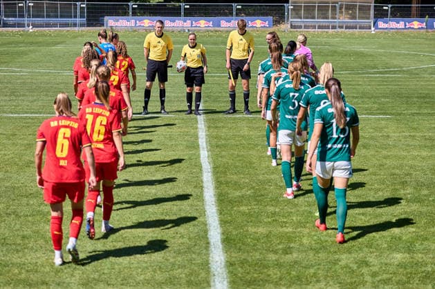 09.08.2026, GER, Frauenfußball, Bundesliga, Testspiel, 2026 2027, RB Leipzig - PEC Zwolle Die Mannschaften beim Einlaufen Leipzig Sportschule Egidius Braun Sachsen Deutschland *** August 9, 2026, GER, Women s Soccer, Bundesliga, Friendly Match, 2026–2027, RB Leipzig vs. PEC Zwolle The teams taking the field at the Egidius Braun Sports School in Leipzig, Saxony, Germany