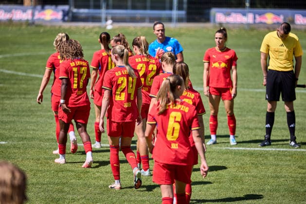 09.08.2026, GER, Frauenfußball, Bundesliga, Testspiel, 2026 2027, RB Leipzig - PEC Zwolle Mannschaft, RB Leipzig, beim Einlaufen der Mannscxhaften Leipzig Sportschule Egidius Braun Sachsen Deutschland *** August 9, 2026, GER, Women s Soccer, Bundesliga, Friendly Match, 2026–2027, RB Leipzig vs. PEC Zwolle, RB Leipzig, as the teams take the field at the Egidius Braun Sports School in Leipzig, Saxony, Germany